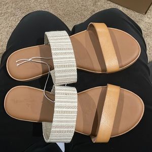 NWT Universal Thread sandals